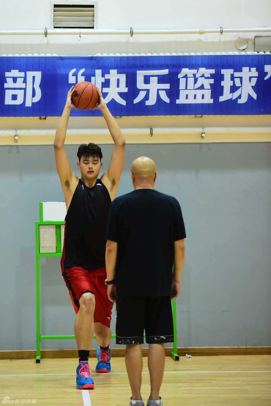 邓华德重塑吉林东北虎年轻铁军 吉林男篮全队进行高强度的折返跑训练,球员们咬牙冲刺的身影在球馆地板上拉出长长的倒影,整个球馆弥漫着备战期的紧张与专注气氛。