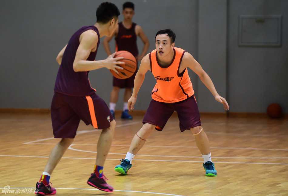 邓华德重塑吉林东北虎年轻铁军 后卫金明在防守训练中如同猎豹般低姿滑步,他的双眼紧紧盯着对手的每一个细微动作,额头的汗水在灯光下闪烁,将全神贯注四个字诠释得淋漓尽致。