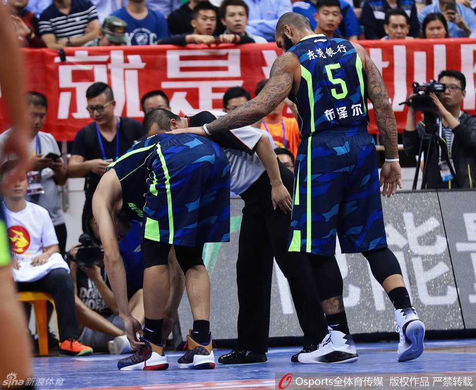 重新登场后的易建联穿着醒目的耐克战靴在底线持球，他面色冷峻，正准备背身单打，脚上的钩子标志仿佛在无声地宣告他与赞助商之间不可割裂的纽带。