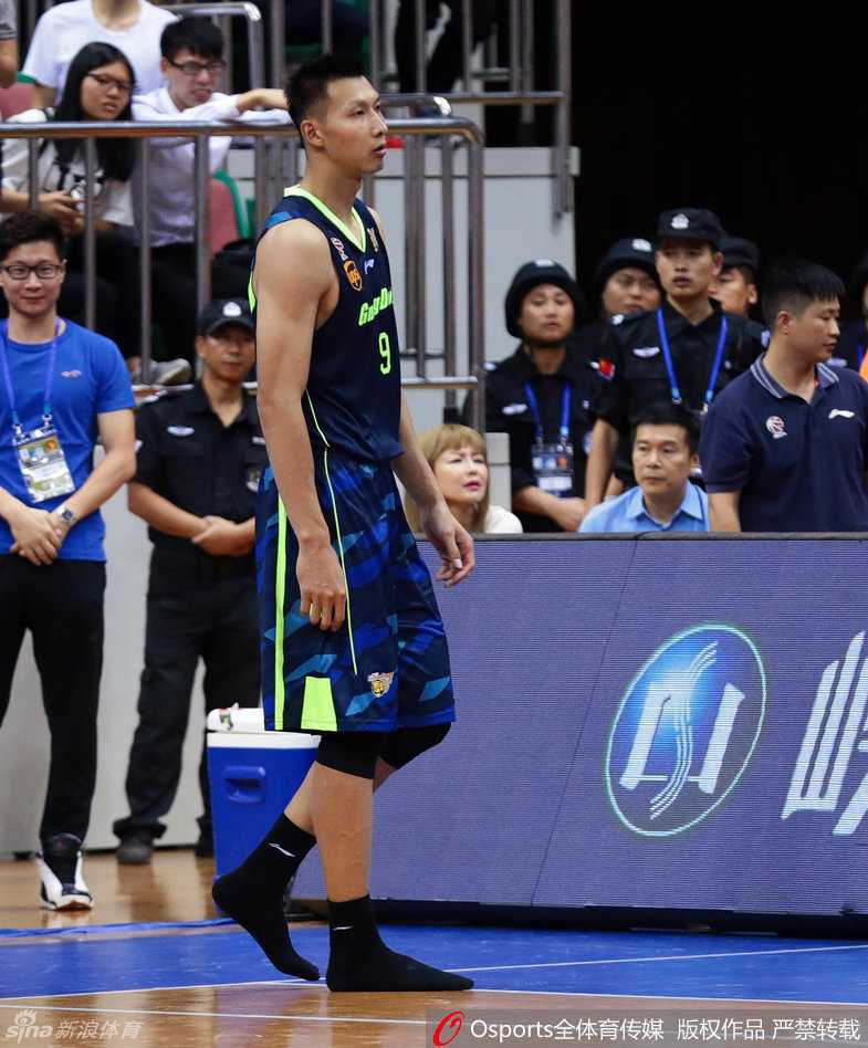 广东队主教练杜峰在场边眉头紧锁，眼神中透露出无奈与焦急，他正与助理教练沟通，面对爱将突如其来的离场，他的战术板在这一刻显得苍白无力。