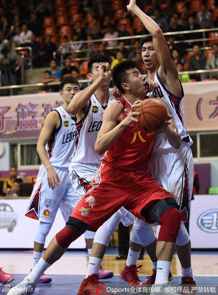邹雨宸在激烈拼抢中与对手发生摩擦，场上气氛紧张，队友们纷纷围拢