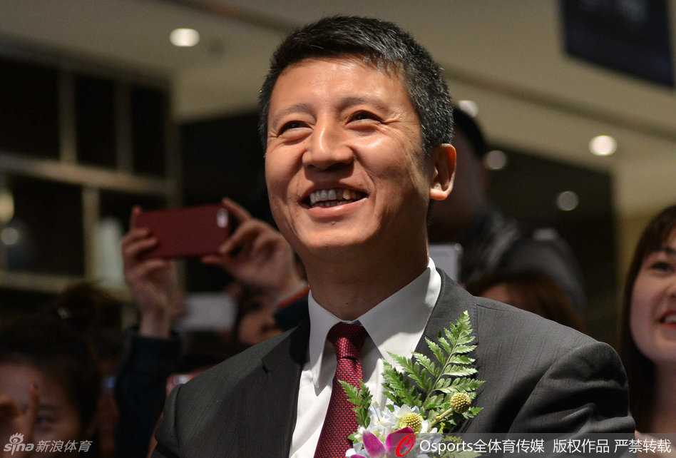 郭士强在球迷活动中开怀大笑，眼睛眯成了一条缝，他双手拿着一个蓝色的球迷留言本，似乎被本子上的内容逗得前仰后合