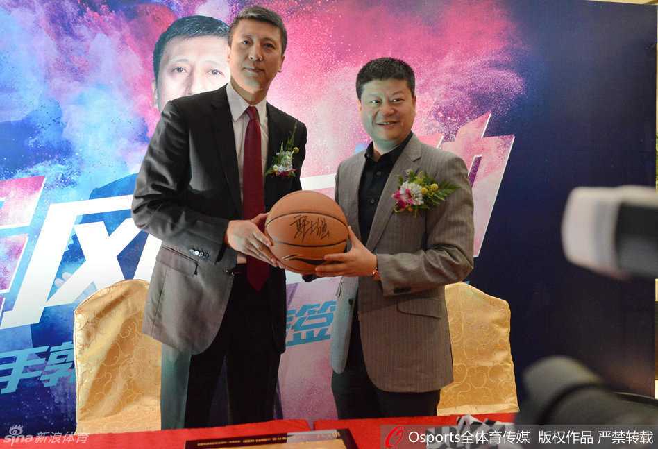 在活动的最后，郭士强与一群球迷进行大合影，他站在人群中间，对着镜头竖起大拇指，身后的球迷们也都笑容满面