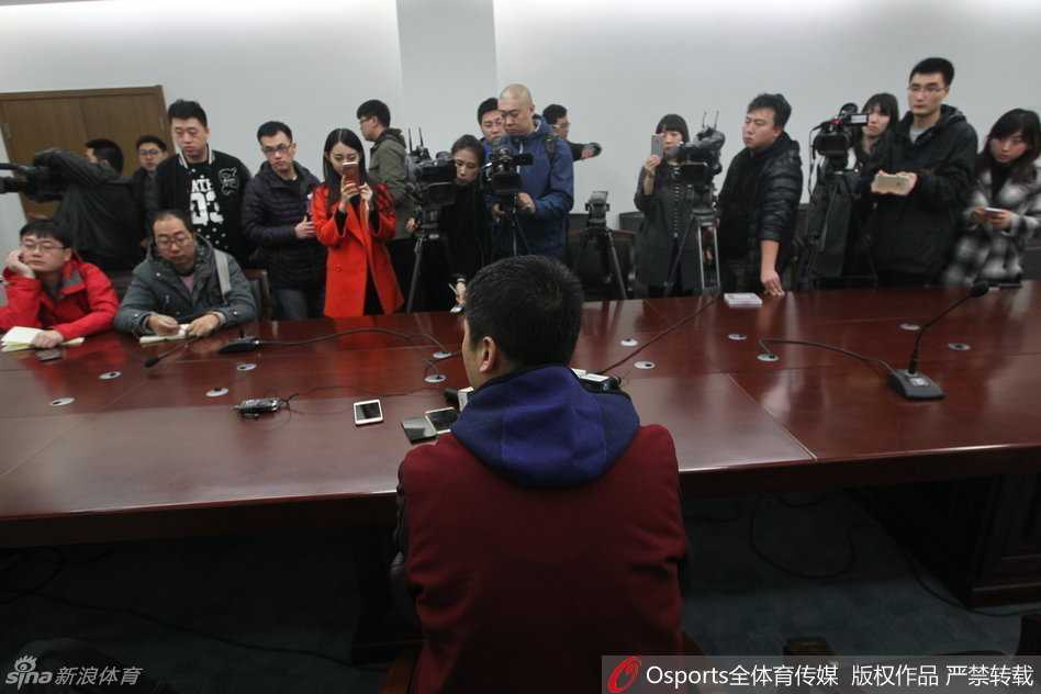 郭士强与裁判进行沟通，表情严肃而克制，尽力为弟子们争取一个更加公平公正的比赛环境。