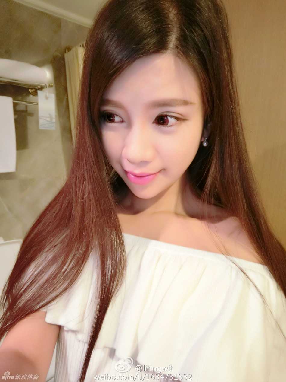 海风轻拂发丝，她眺望远方的目光温柔而坚定，仿佛融入了这片蔚蓝的梦境。