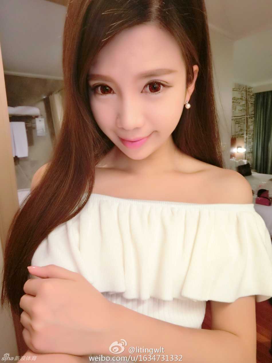 夜色霓虹下的她，眼神迷离而深邃，像是都市童话中走出的女主角。