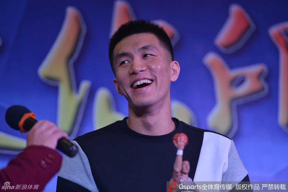 郭艾伦微微弯腰，认真倾听父亲的话语，郭爸眼神专注而慈祥，父子二人沉浸在温馨的交流中。