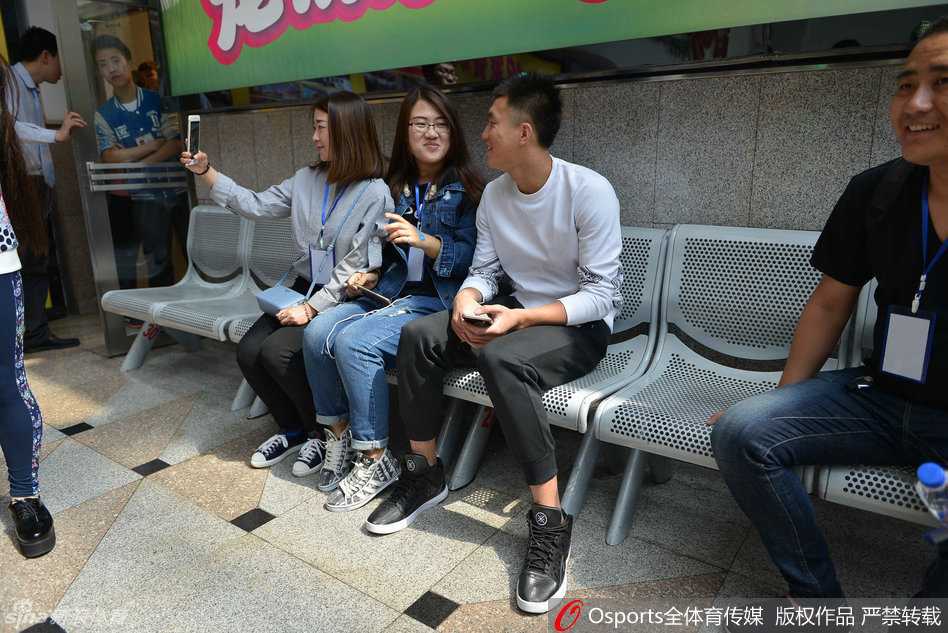 郭艾伦在活动现场帅气亮相，举手投足间散发着自信，引来台下球迷阵阵尖叫“台下人不少啊”。