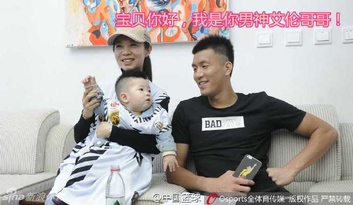 在热闹的人群中，郭艾伦特意弯下高大的身躯，歪着头与坐在婴儿车里的小宝宝四目相对，眼神里充满了好奇和温柔。