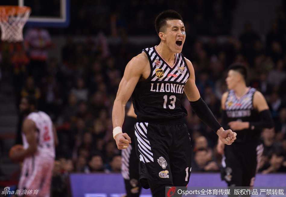 眼神坚毅的郭艾伦在场上持球推进，面对防守球员的贴身紧逼，他毫无惧色，用灵活的运球试图撕开对手的防线。