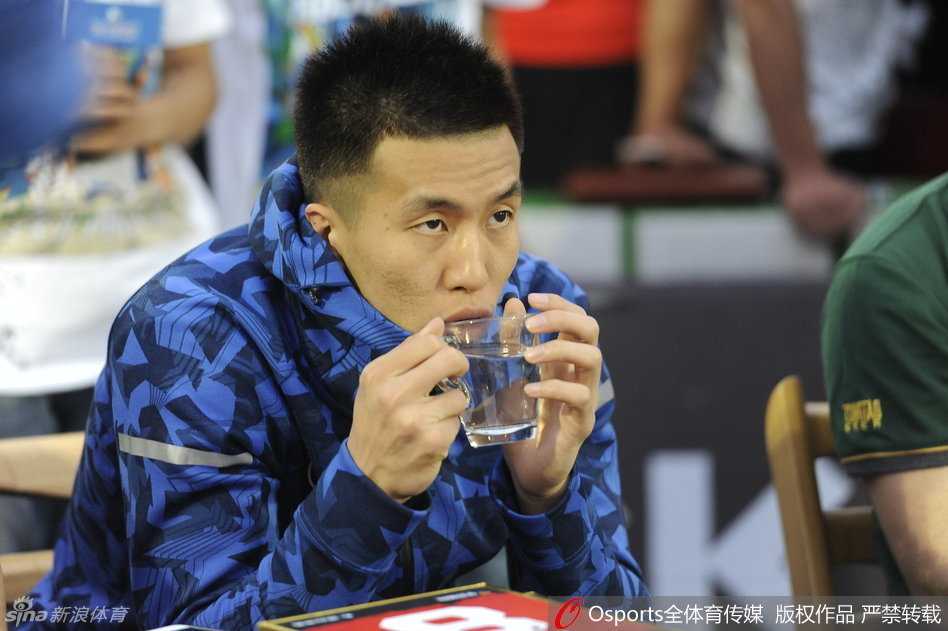 郭艾伦高烧三十八度五现身太原 敬业精神令球迷动容 郭艾伦身穿白色T恤,虽因感冒发烧脸色略显疲惫,但在父母关切地陪伴下,依然眼神坚定地现身太原活动现场。