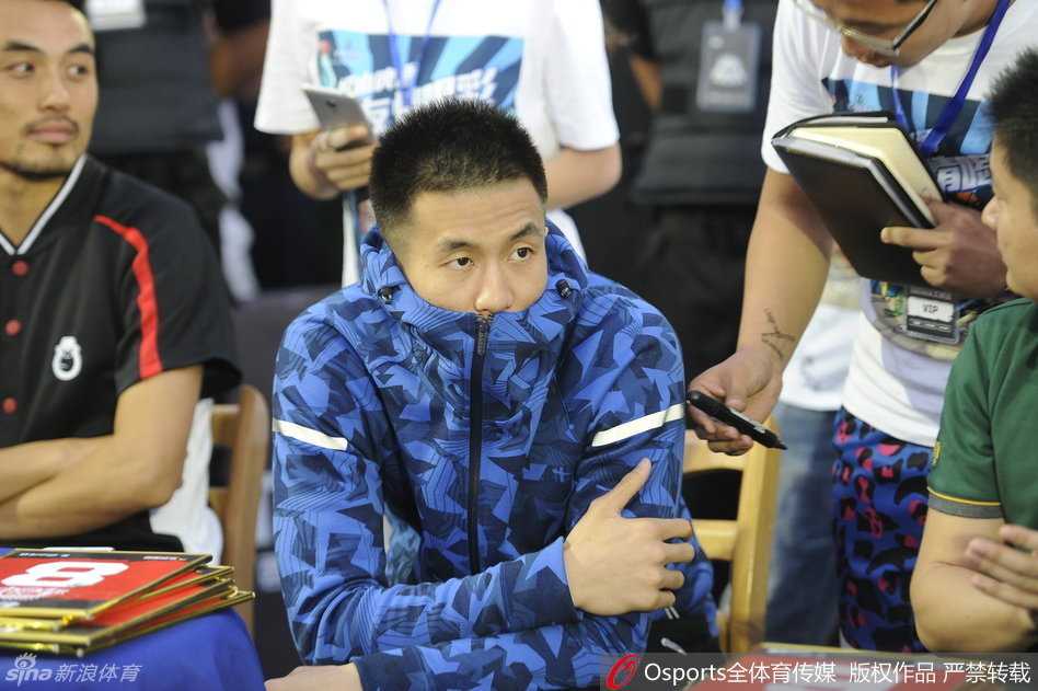郭艾伦高烧三十八度五现身太原 敬业精神令球迷动容 尽管发着高烧身体发冷,郭艾伦依然坐在评委席上,全神贯注地盯着球场上的扣篮大赛,眼神中透露出职业球员的专注与认真。