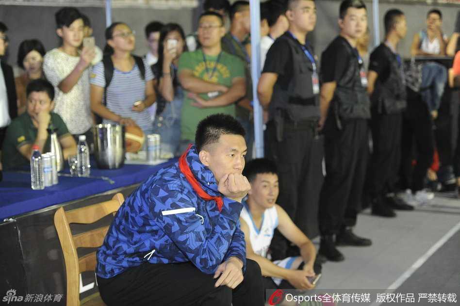 郭艾伦高烧三十八度五现身太原 敬业精神令球迷动容 高烧未退的郭艾伦在活动后台与热情的小球迷合影,他努力保持微笑,满足球迷的心愿,毫无球星的架子。