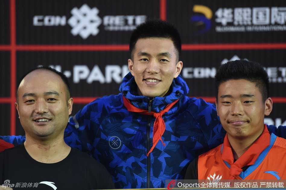 郭艾伦高烧三十八度五现身太原 敬业精神令球迷动容 郭艾伦在场边观看比赛,虽然身患感冒身体发冷,但他依旧神情专注,对场上的每一个精彩表现都给予关注。