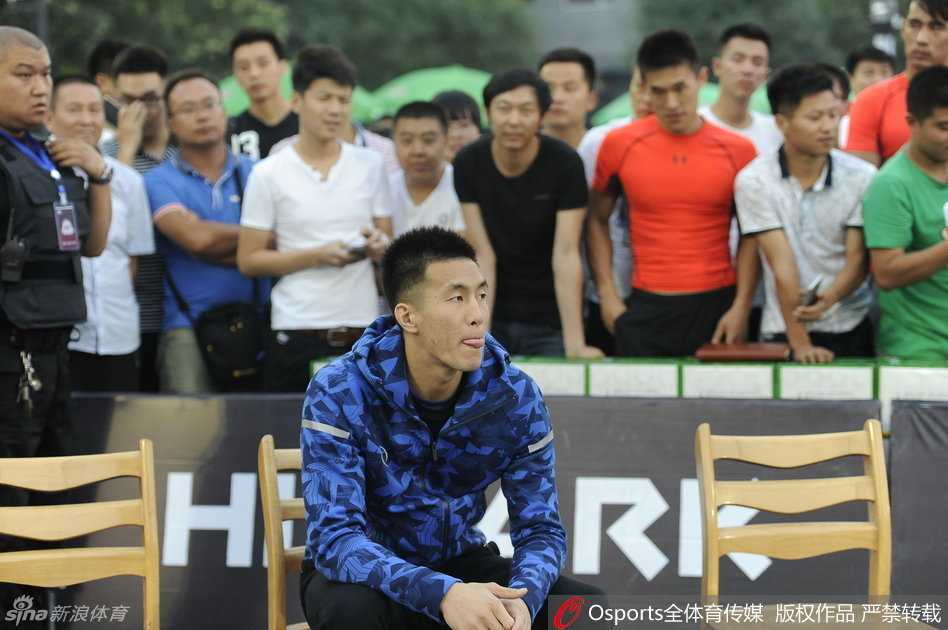 郭艾伦高烧三十八度五现身太原 敬业精神令球迷动容 活动尾声,郭艾伦与热情的球迷们合影留念,虽然身体抱恙,但这一刻的温暖互动让感冒带来的不适也似乎减轻了许多。