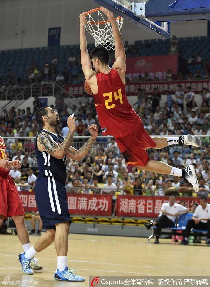 郴州记忆:当“小鲨鱼”的暴扣遇上输球后的众生相 国奥队替补席一片沉寂,球员们神情落寞,毛巾盖头或目光呆滞,展现输球后最真实的众生相。