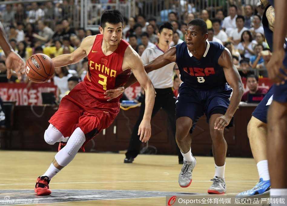 郴州记忆:当“小鲨鱼”的暴扣遇上输球后的众生相 山东队中锋陶汉林在禁区卡住位置,利用强壮的身体优势背身强打篮下,试图顶开防守队员。