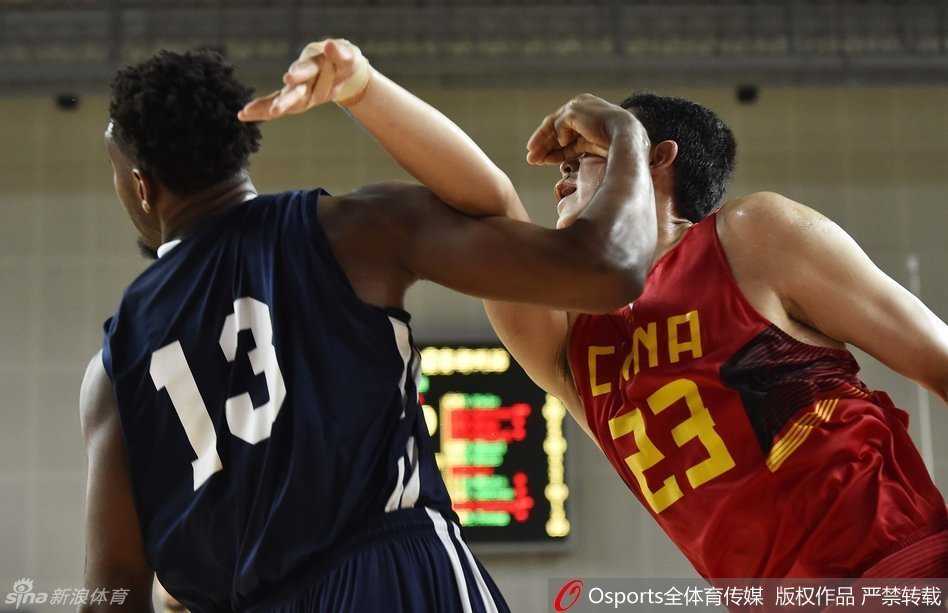 郴州记忆:当“小鲨鱼”的暴扣遇上输球后的众生相 赛场瞬间出现滑稽失误,一名球员在拼抢中不慎被球衣蒙住头部,像无头苍蝇般摸索,场面让人忍俊不禁。