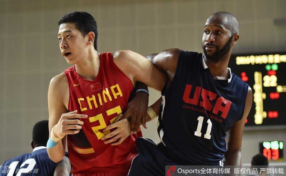 郴州记忆:当“小鲨鱼”的暴扣遇上输球后的众生相 北京队后卫方硕面对严防死守,加速突破对手防线,眼神坚毅,展现出强烈的个人攻击欲望。