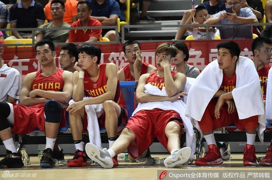 郴州记忆:当“小鲨鱼”的暴扣遇上输球后的众生相 国奥队进攻陷入僵局,后卫在弧顶指挥跑位,队友们按照战术穿插掩护,正在耐心组织一次关键进攻。