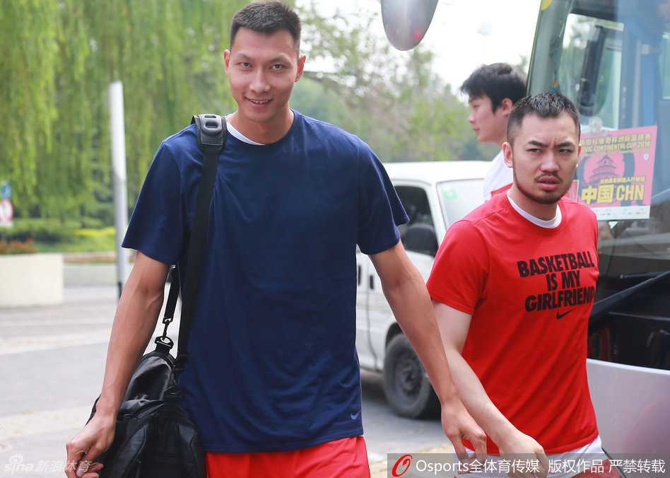 全队训练结束围成一圈，把手叠在一起高喊加油，镜头定格在这一瞬间，每个人的脸上都写满了坚定与团结，背景是醒目的中国国旗。