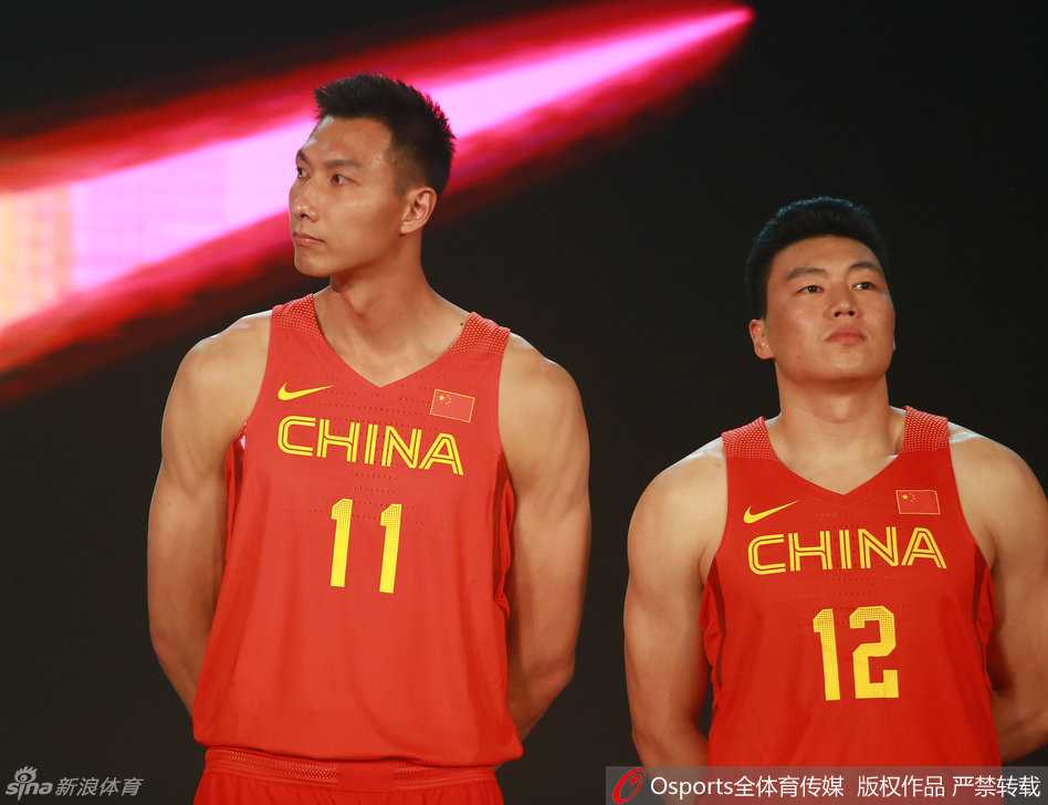 被称作“大魔王”的周琦在热闹的出征仪式上面色平静，眼神放空若有所思，仿佛在提前适应里约赛场上独自面对强敌时的内心世界。