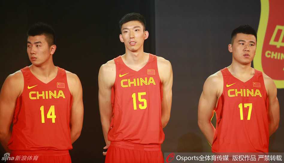 男篮小伙子们肩并肩站在一起，脸上写满了轻松与期待，从王哲林到郭艾伦，这些CBA的明星球员即将在五环旗下为了国家的荣誉而战。