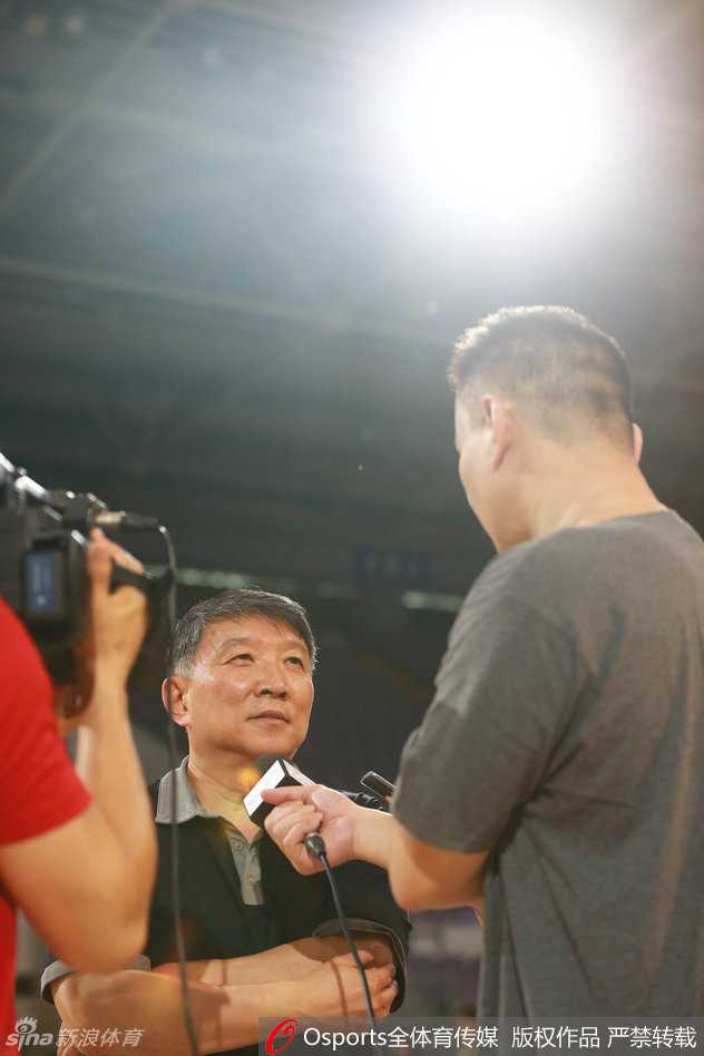 睢冉、李根、赵继伟、丁彦雨航四人排成一列，神情专注地听着场上的指令，汗水浸透了他们的训练服，这是属于中国男篮黄金一代的青春群像。