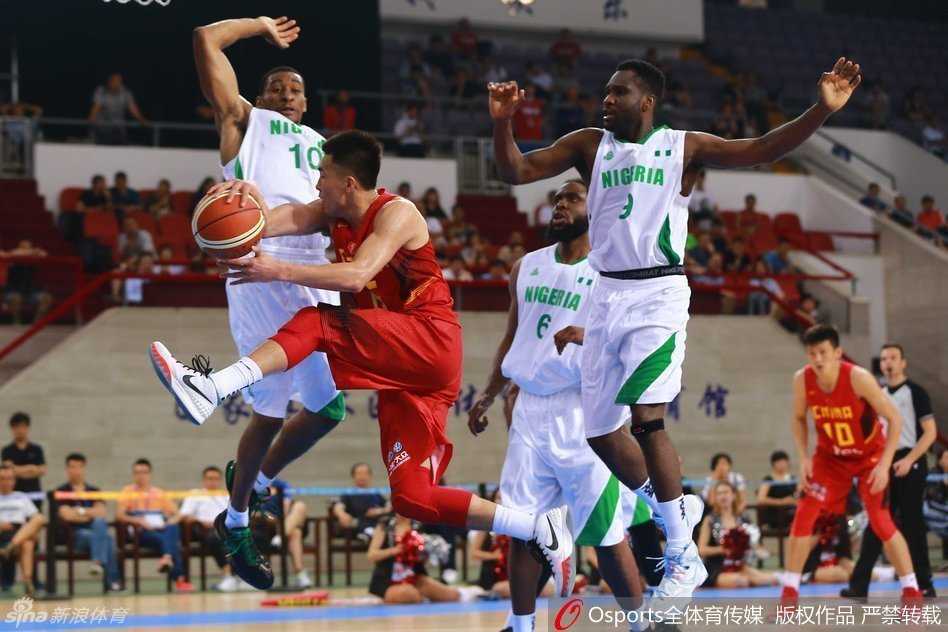 郭艾伦如闪电般撕裂防守，眼神坚毅寻找篮下队友