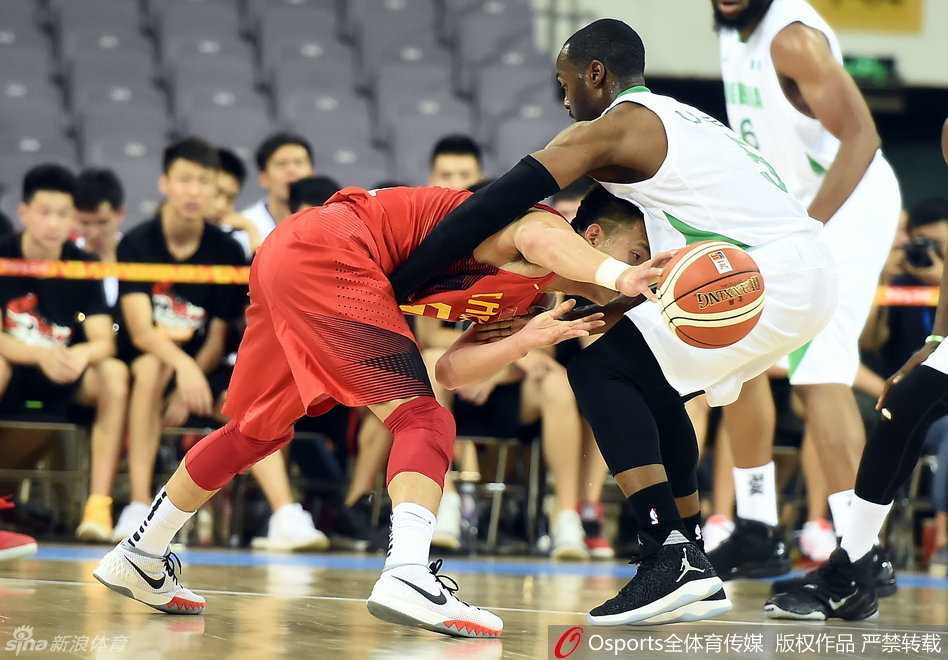 大侄子郭艾伦全力突破，身影矫健直插对手腹地