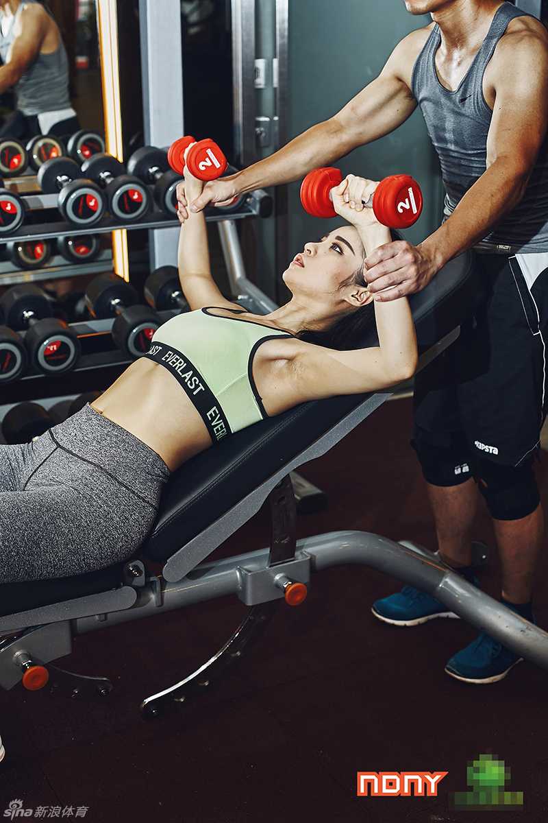 金刚芭比团队AJ:用魔鬼训练雕刻力量与柔美的传奇 AJ在舞台中央展示舞姿,一条腿高高抬起,手臂肌肉线条在灯光下闪耀,力与美的结合让人移不开眼。