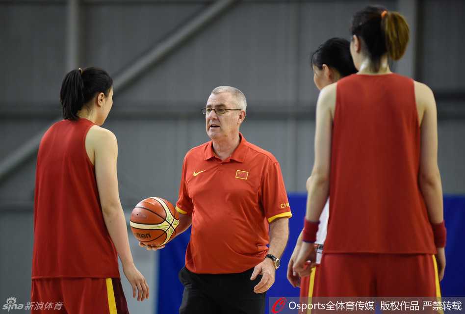 在法国南特战胜白俄罗斯队获得奥运资格后，中国女篮的姑娘们在场边露出笑容，紧张的备战终于换来胜利的果实，这一刻所有的严肃与汗水都化为了喜悦。