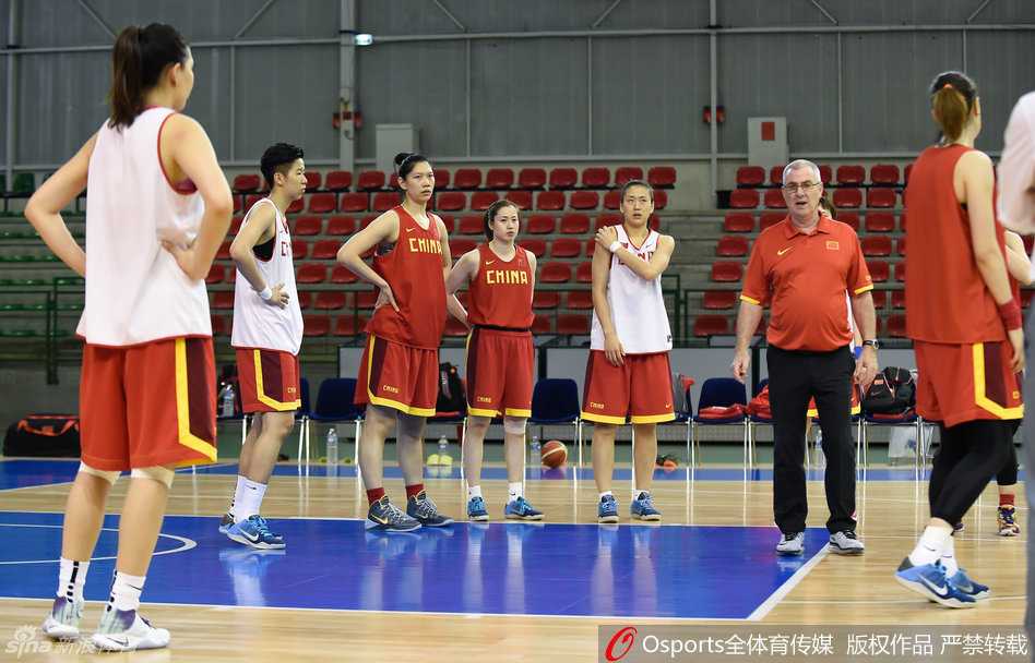 内线球员孙梦然在低位接球后遭遇包夹，她冷静地将球举过头顶，寻找外线插上的邵婷，准备进行一次内外线的默契配合。