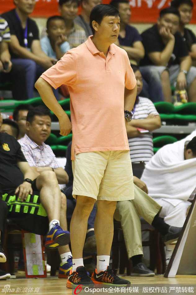 鏖战至最后一刻,新疆男篮一分惜败美国联队 王子瑞沉稳地控球过半场,用清晰的手势调度着全队的进攻节奏,宛如球场上的大脑。