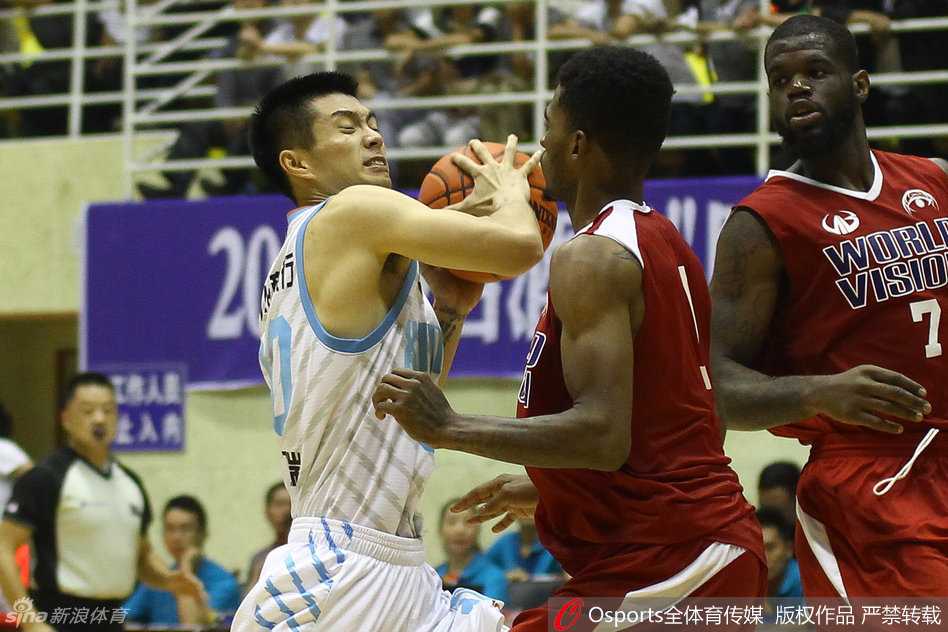 鏖战至最后一刻,新疆男篮一分惜败美国联队 在内线的肌肉丛林中,孙桐林用力量和技术强打硬凿,每一次背打都充满了血性与力量。