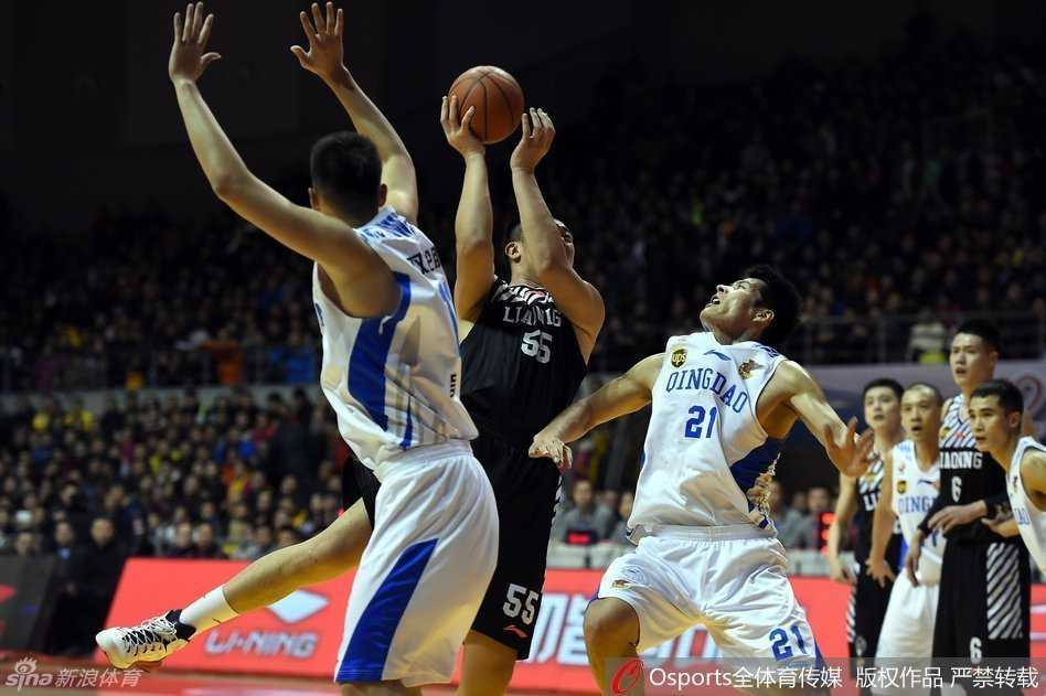 辽宁队外援哈德森与兰多夫用力击掌，脸上洋溢着胜利的喜悦，兄弟情谊令人动容