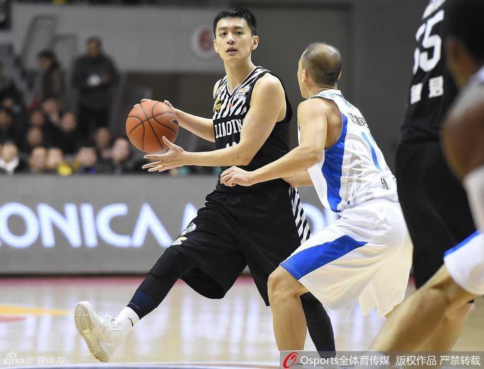 韩德君持球强行突破，庞大身躯如坦克碾压，青岛防线被他撕开缺口