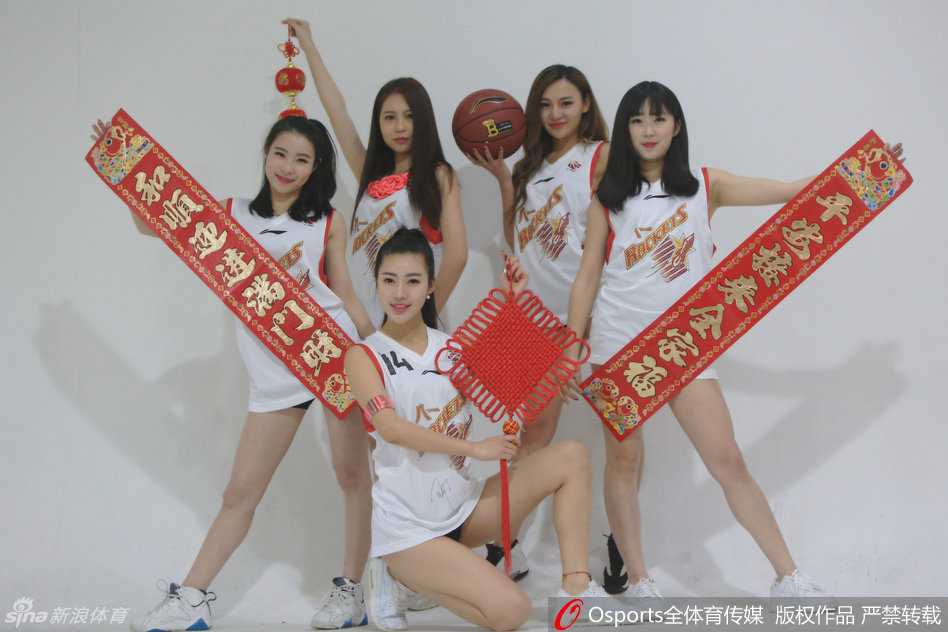 铁军玫瑰绽放新春:八一富邦篮球宝贝的激情与柔美 一位篮球宝贝身着鲜红短裙,在镜头前回眸一笑,甜美的酒窝和灵动的眼神仿佛在向观众传递着新春的第一声问候,青春的气息扑面而来。