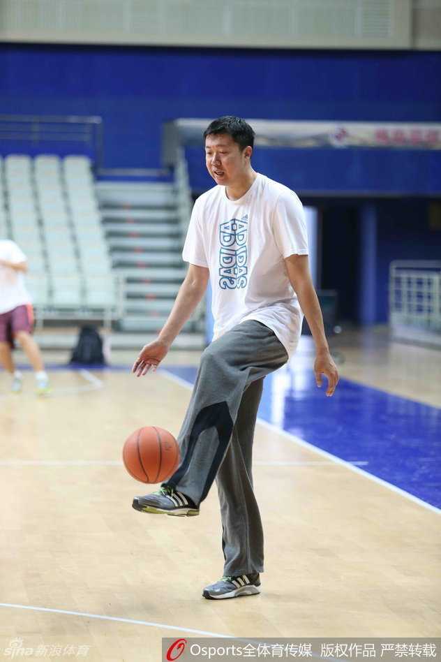 铁军魂与津门新篇:回首一五‑一六赛季的CBA众生相 韩硕运球突破时眼神坚毅,八一白色战袍随动作扬起,对面防守球员只能望其项背