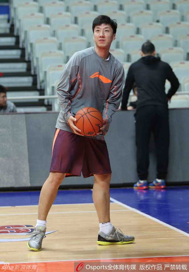 铁军魂与津门新篇:回首一五‑一六赛季的CBA众生相 巴蒂斯塔在篮下卡位要球,肌肉线条分明,眼神中透露出对胜利的渴望