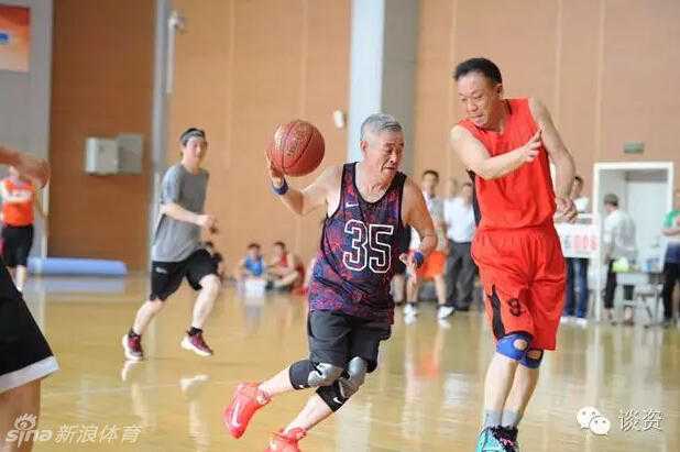 铁岭杜兰特驰骋球场!赵本山与NBA扣篮王过招,郭艾伦合影见证忘年交 身穿35号球衣的赵本山在篮球场上积极快攻,他目光如炬,运球姿势标准,完全看不出已是花甲之年