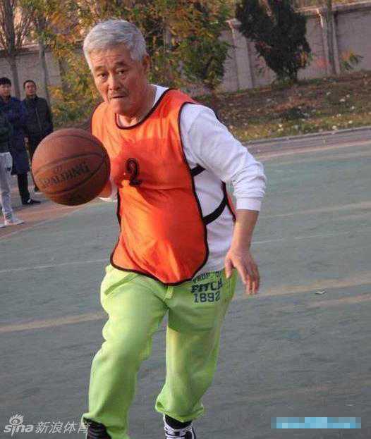 铁岭杜兰特驰骋球场!赵本山与NBA扣篮王过招,郭艾伦合影见证忘年交 赵本山与爱徒大鹏在球场上的自拍合照,本山大叔戴着发带和护具站在后面,笑容满面,师徒情深溢于言表