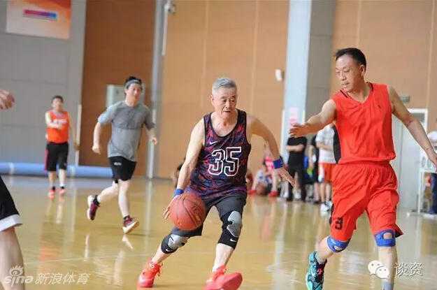 铁岭杜兰特驰骋球场!赵本山与NBA扣篮王过招,郭艾伦合影见证忘年交 篮球场上,赵本山与NBA球星理查德森亲切互动握手,两人脸上都洋溢着笑容,这一刻体育与娱乐完美交融