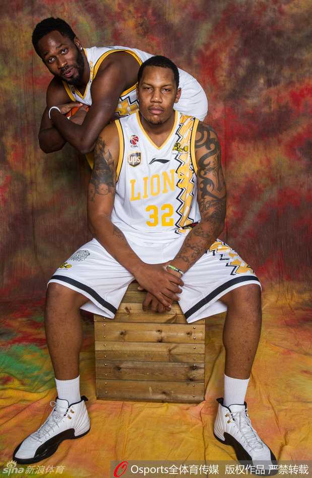 铁帅掌印与青春风暴:浙江广厦男篮的光荣与梦想 队长林志杰身披27号战袍持球突破,防守严密也挡不住他犀利的步伐,“野兽”用行动诠释着领袖的责任与担当。