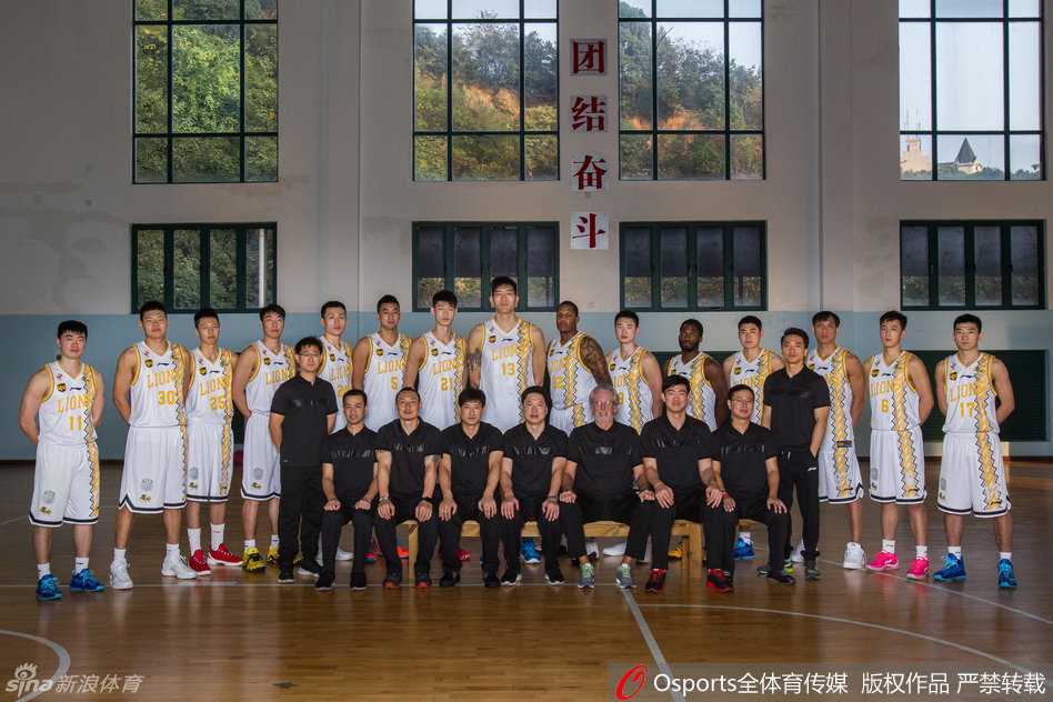 铁帅掌印与青春风暴:浙江广厦男篮的光荣与梦想 浙江广厦队全体成员在赛前合影,教练组与球员们精神抖擞,整齐列队,展现出新赛季的昂扬斗志与团队凝聚力。