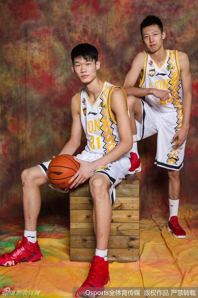 铁帅掌印与青春风暴:浙江广厦男篮的光荣与梦想 胡金秋、孙铭徽、赵岩昊等年轻球员在替补席上为队友加油鼓劲,青春的脸庞写满专注与热情,他们是球队未来的基石。