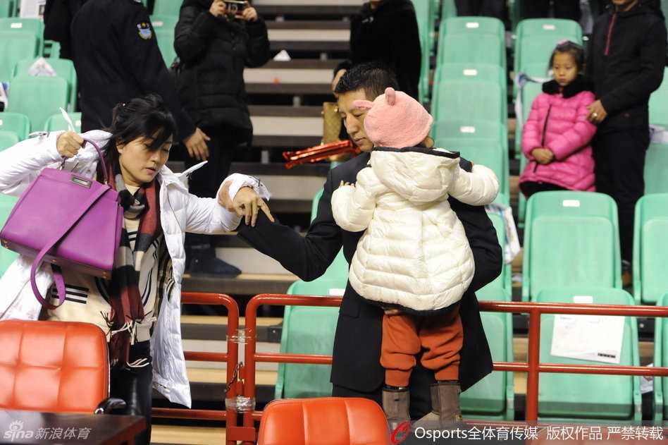 铁帅柔情泪目瞬间:辽宁输球夜,郭士强紧牵爱妻怀抱萌女黯然离场 郭士强目光温柔地看向场边的妻子,妻子面带微笑轻声鼓励,两人眼神交汇充满默契与支持