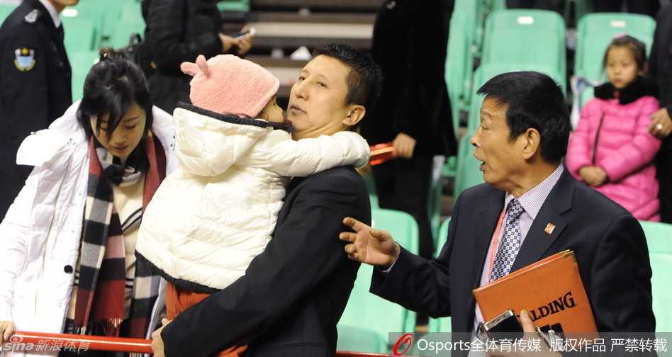 铁帅柔情泪目瞬间:辽宁输球夜,郭士强紧牵爱妻怀抱萌女黯然离场 一家三口背影,郭士强一手抱娃一手牵着妻子,三人背影在空旷球馆灯光的拉长下显得格外温馨坚定