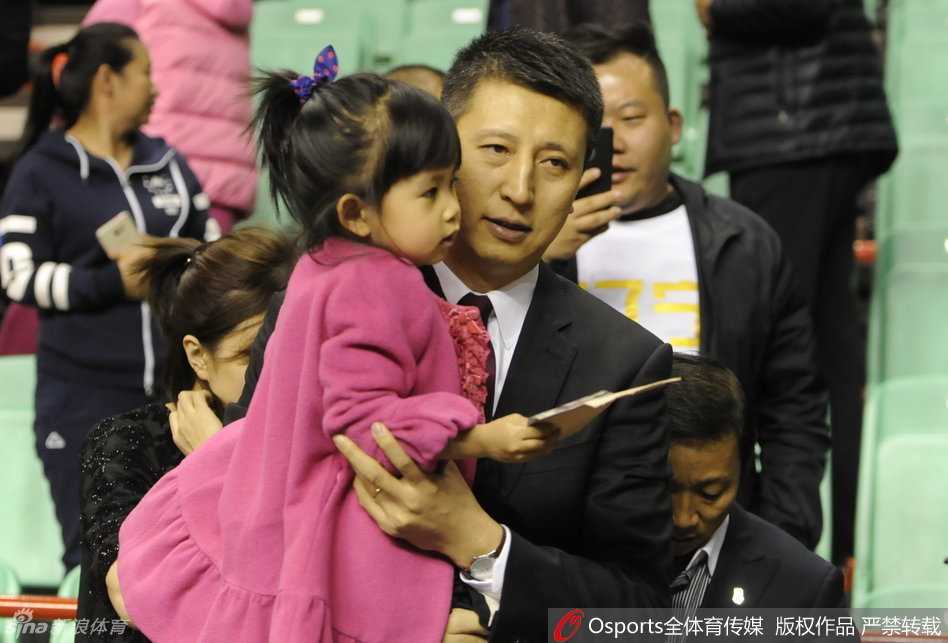 铁帅柔情,郭士强怀抱爱女离场那一刻,赛场硝烟也化作绕指柔 赛场硝烟未散尽,郭士强紧抱爱女步入球员通道,眼神中满是卸下重担后的慈爱与温柔。