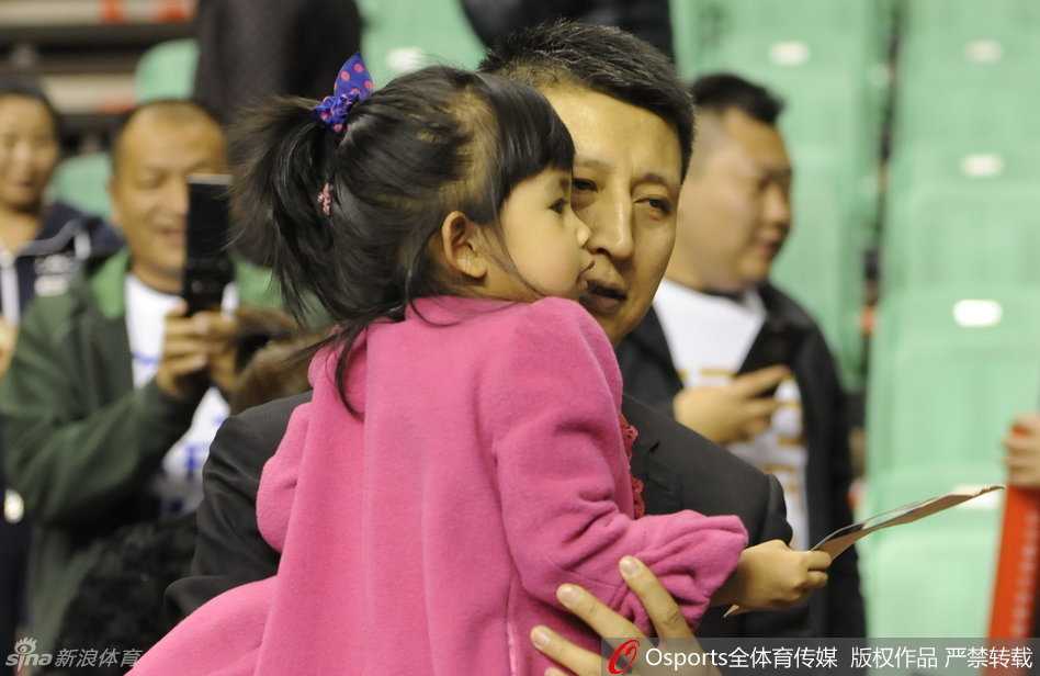 铁帅柔情,郭士强怀抱爱女离场那一刻,赛场硝烟也化作绕指柔 女儿伸出小手似乎想触摸什么,郭士强则稳稳地托着她,父女俩在赛场边的互动充满了童趣与温情。